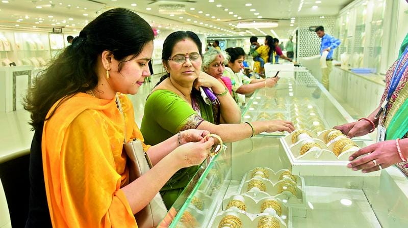 Big News Gold prices fall by Rs 7500 Know the new rates